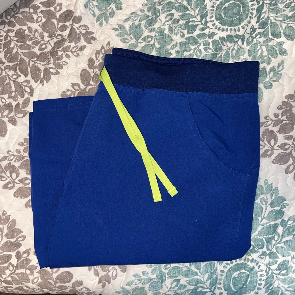 FIGS women's Electric Blue Kade™ - Cargo Scrub Pants - XL/Electric Blue